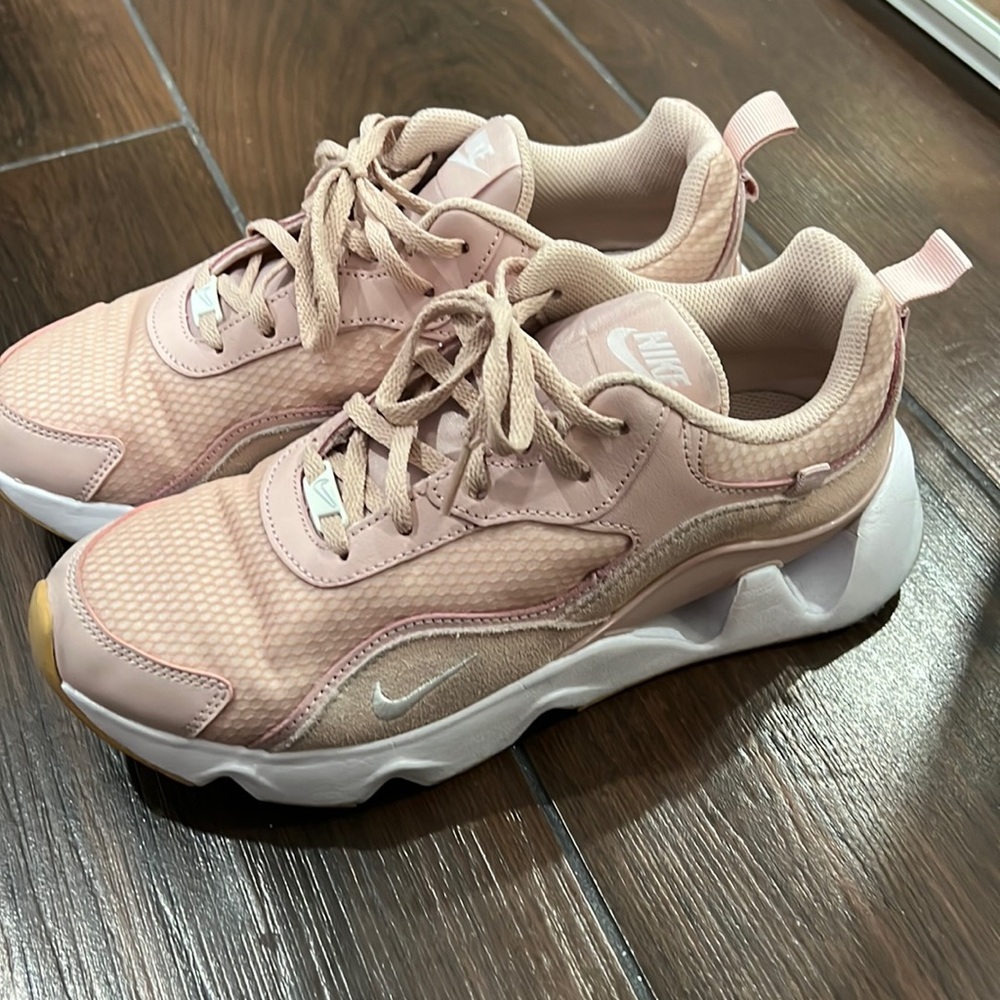 Nike RYZ 365 2 Barely Rose Sneaker